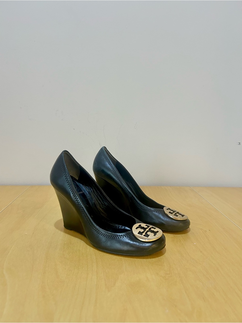 Tory Burch Black Leather Ballet Sophie Wedge Pump w/ Gold Medallion Logo, Sz 7.5